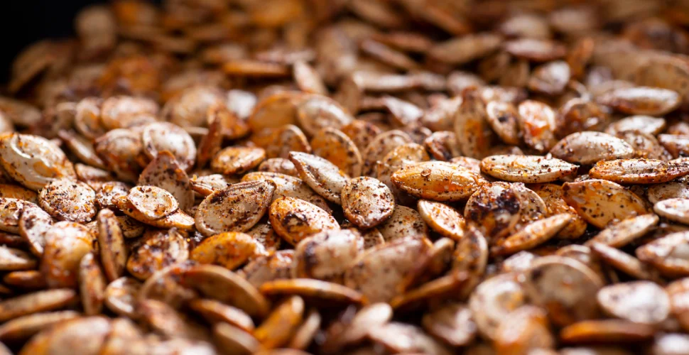 how-to-roast-pumpkin-seeds.webp